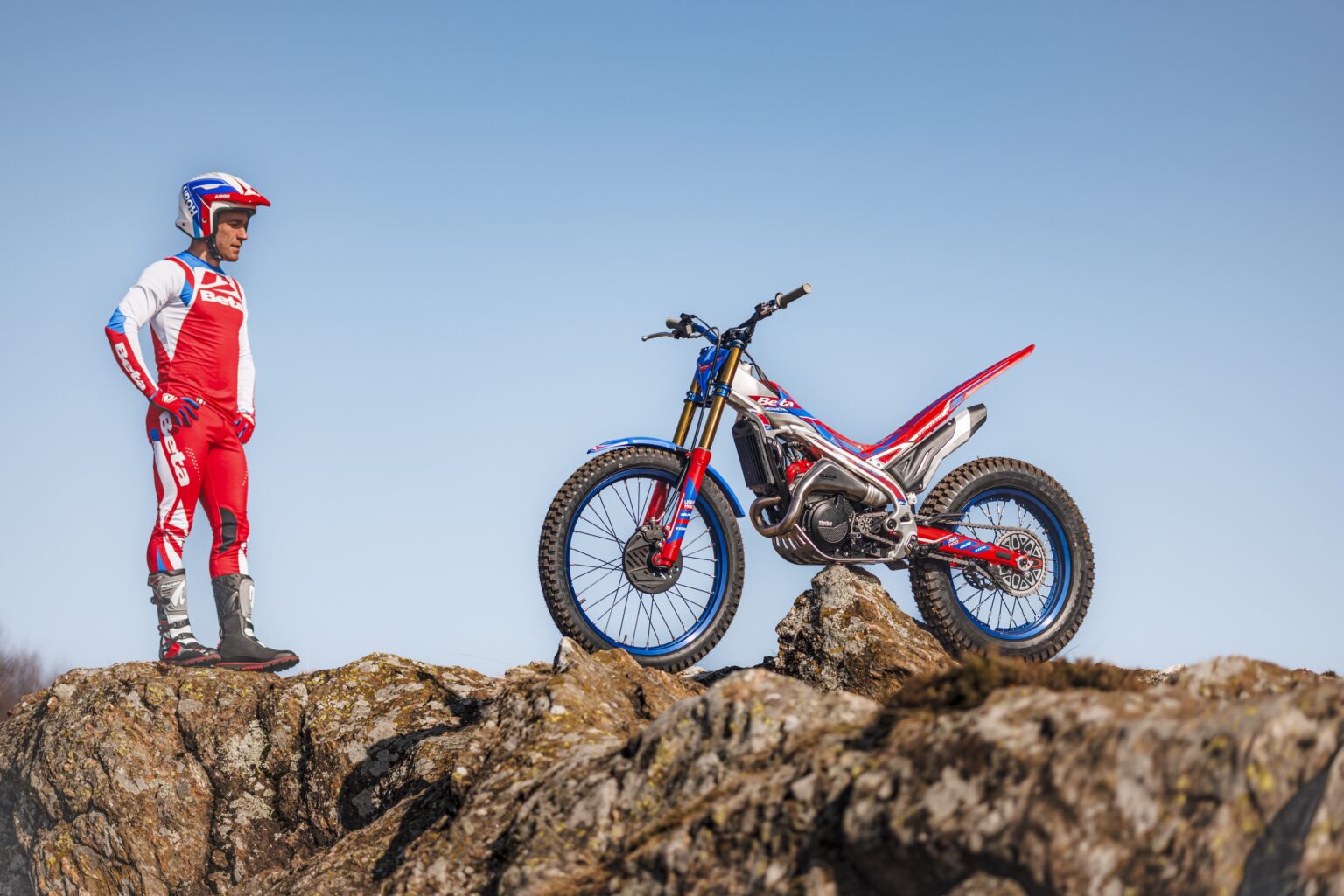 Beta Sincro Factory mit Fahrer auf einem Felsen